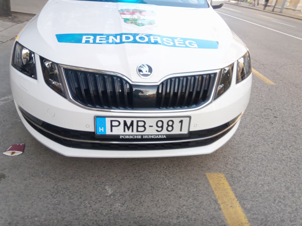 A HÉTVÉGI TÜNTETÉSEN MEGBÜNTETETT A RENDŐR, EZÉRT AZ ABSZURD DOLOGÉRT. MIFÉLE DEMOKRÁCIA EZ?